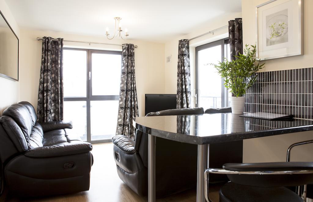 Cheltenham Plaza Apartments Ashchurch Phòng bức ảnh