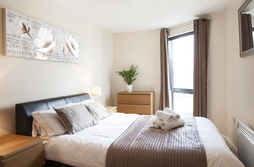 Cheltenham Plaza Apartments Ashchurch Phòng bức ảnh